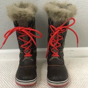 Sorel “Tofino ” Chevron Winter Snow boots.